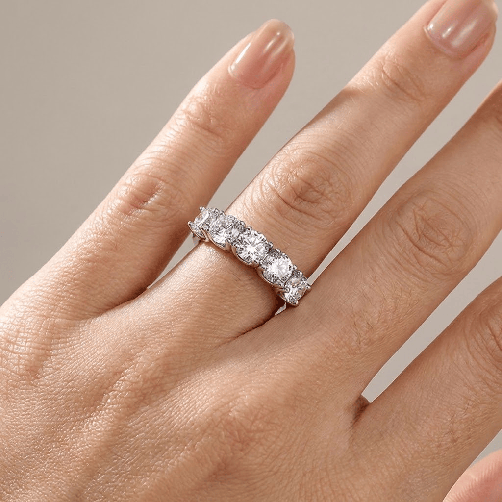 Silberner Ring mit fünf Kristallen in runder Form