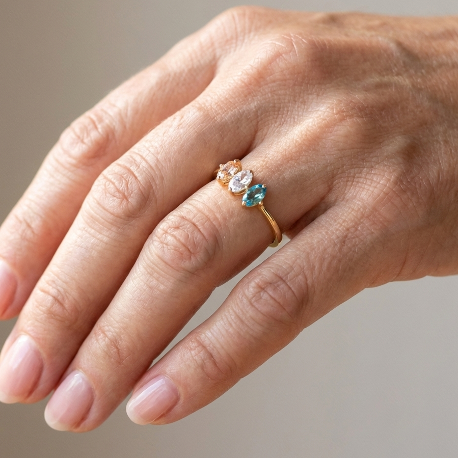 Goldener Tri-Zirkonia-Ring