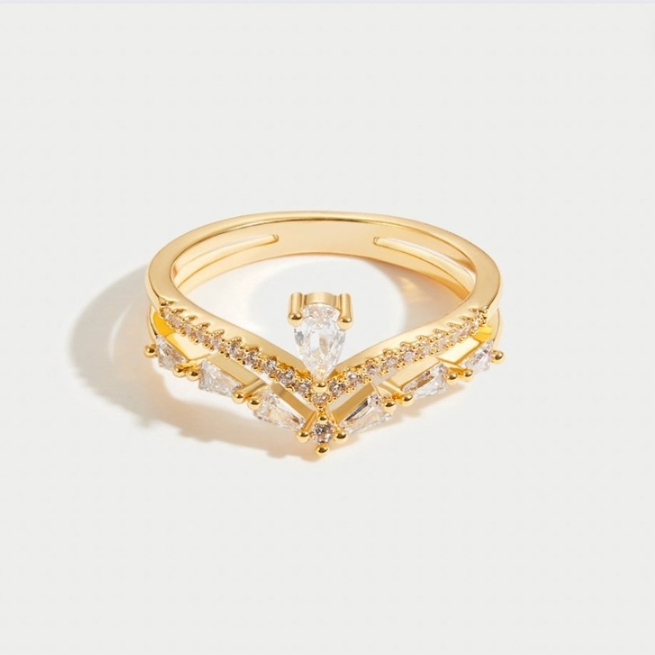 Chic Crystal Aura Ring