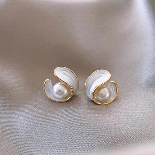 Elegante Ohrringe mit weißem Opal