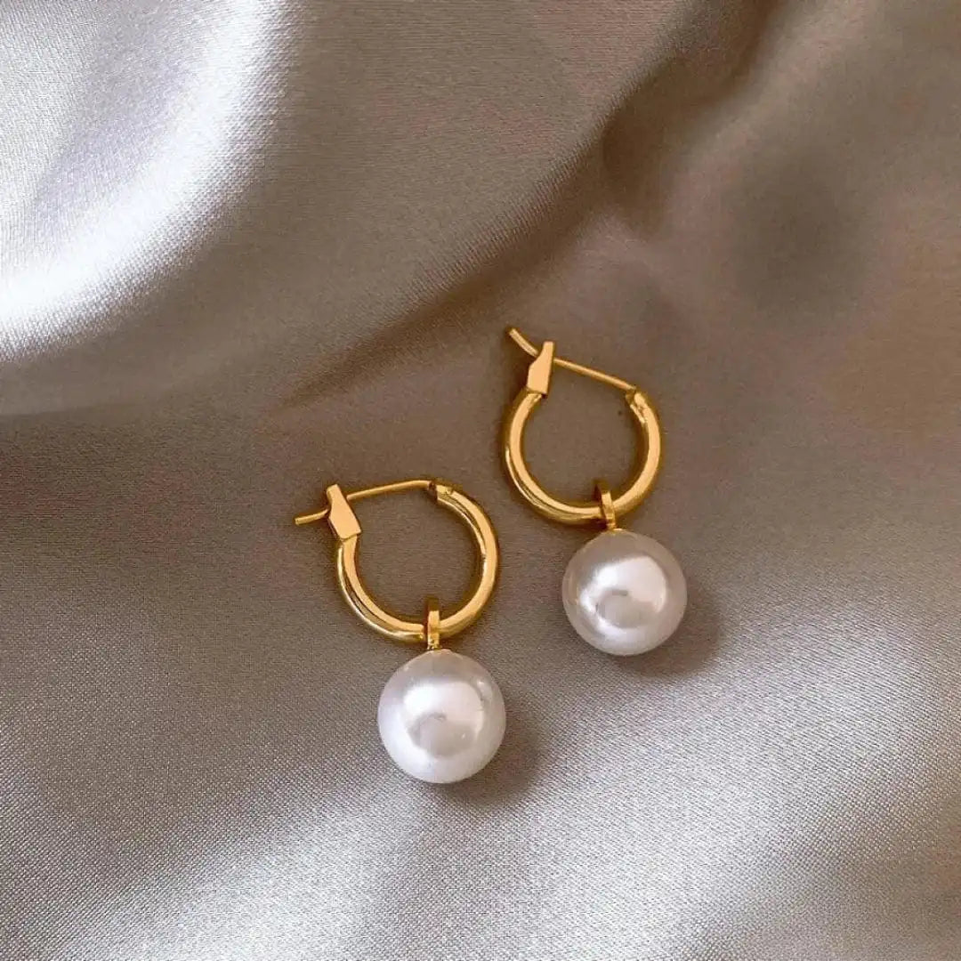 Elegante Ohrringe mit goldenen weißen Perlen