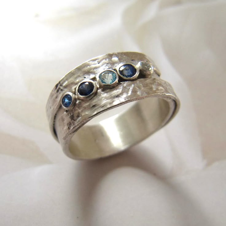 Blauer eingelegter Steine versilberter Ring
