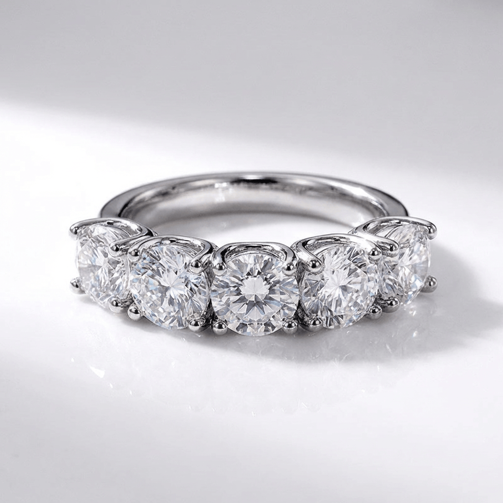 Silberner Ring mit fünf Kristallen in runder Form