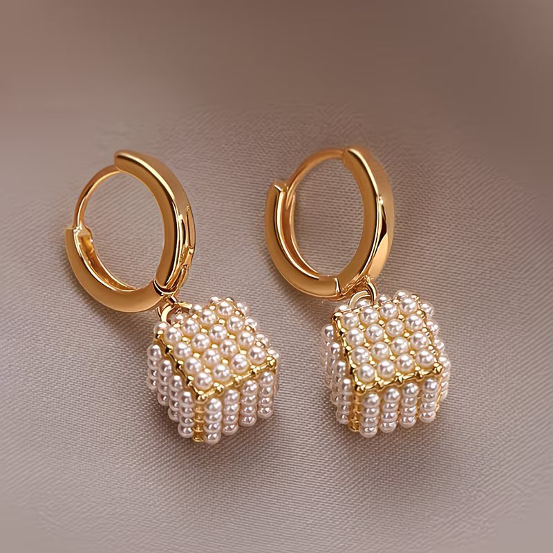 Elegante kubische Perlenohrringe