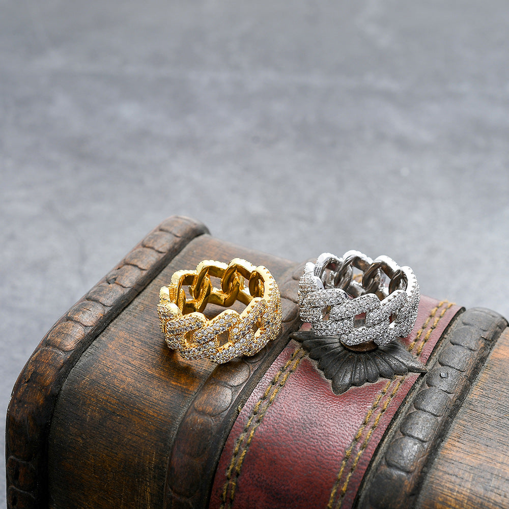 Eleganter Ring mit gold- und silberfarbenen Zirkonia-Einlagen