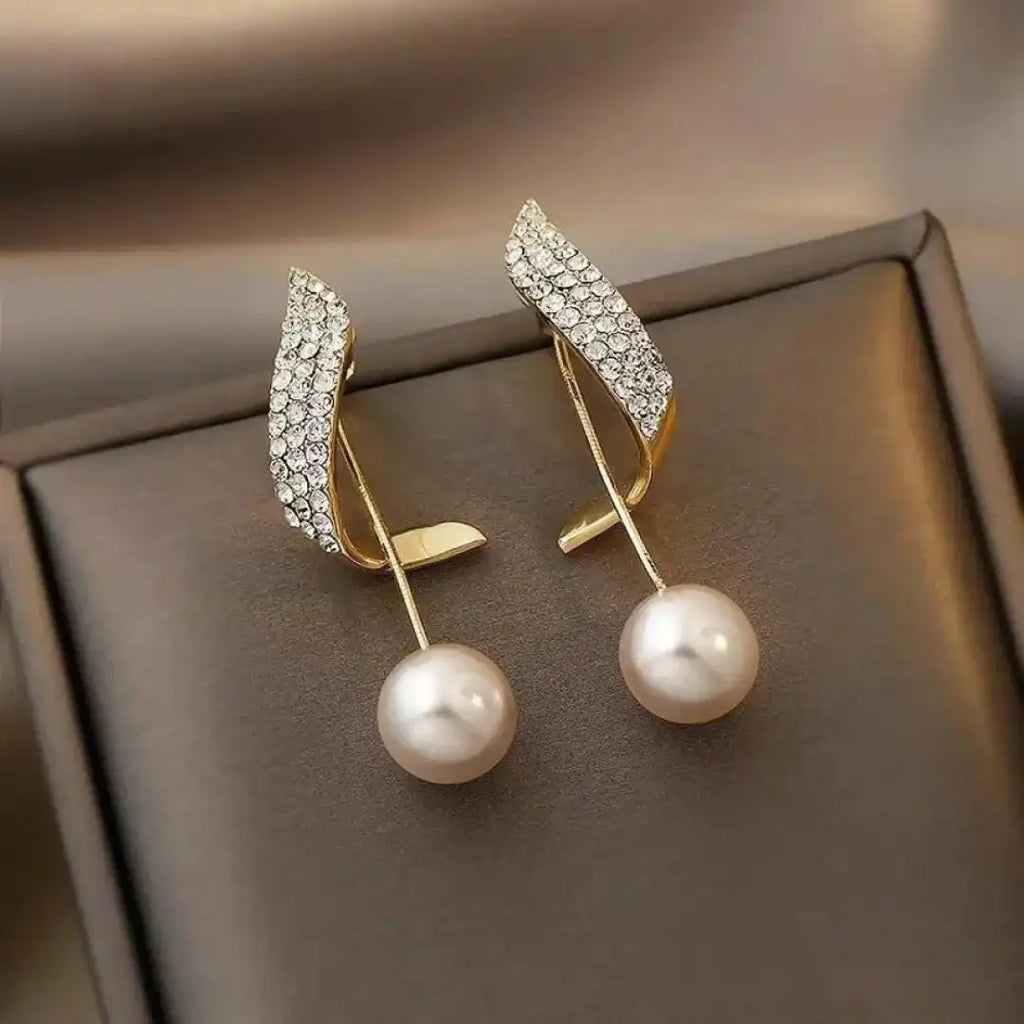 Elegante Perlen-Ohrringe mit Tropfen aus Gold