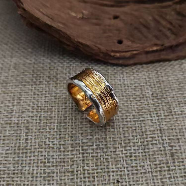 Hammerschlag-Stil Silber- und Goldring