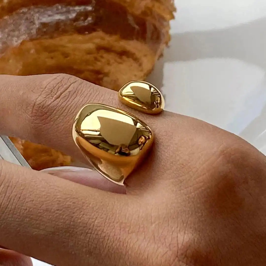 Minimalistischer Gold Flow Ring