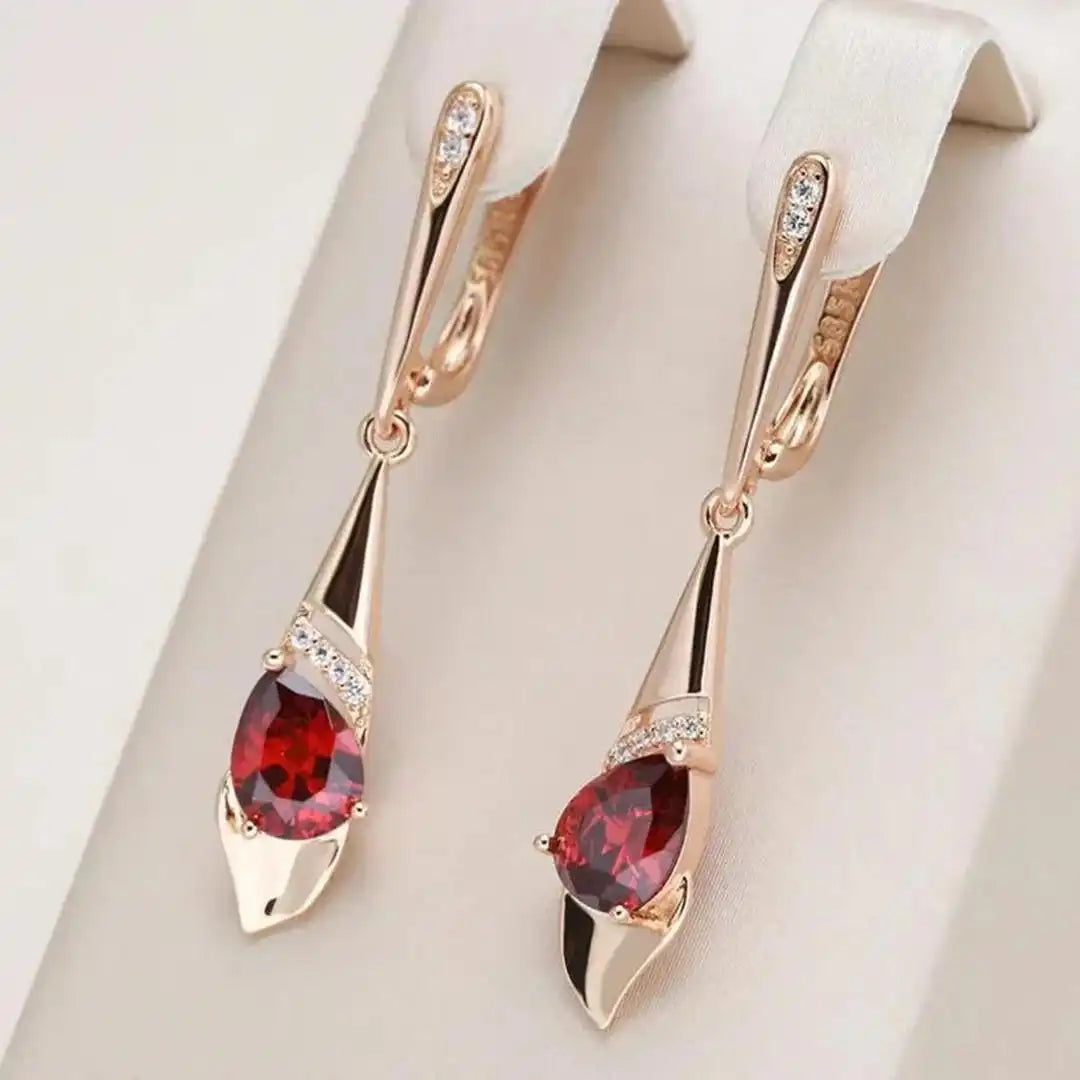 Exquisites Pendant mit roten Kristallohrringen