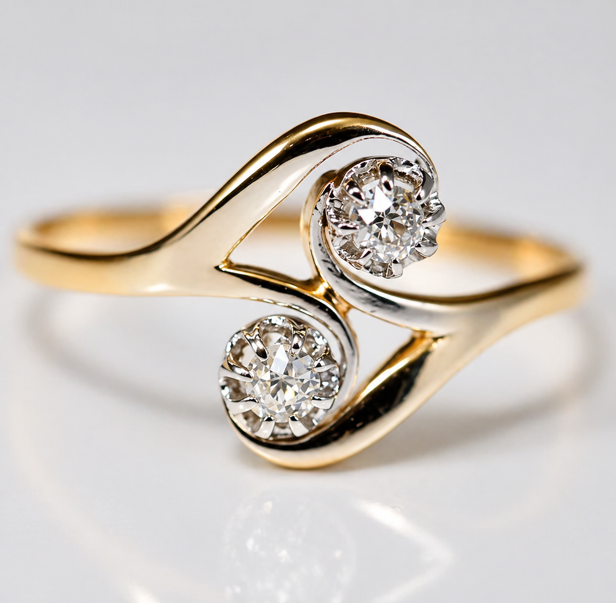 Vintage Wavy Gold Zirconia Ring