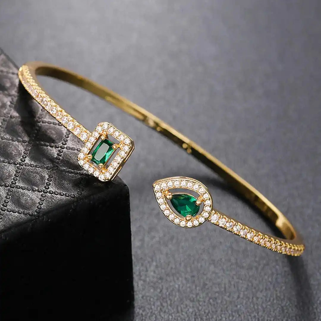 Elegantes Smaragd Offenes Armreif