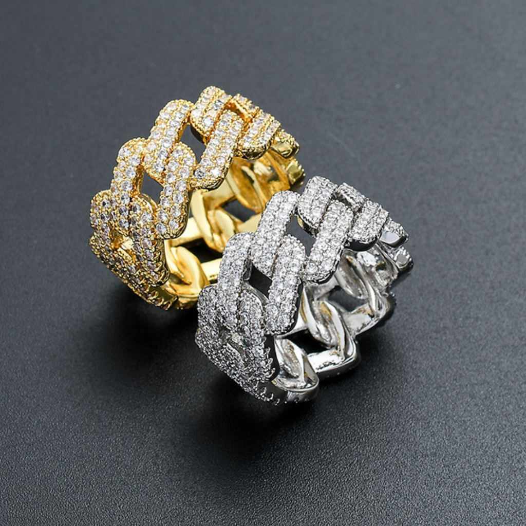 Eleganter Ring mit gold- und silberfarbenen Zirkonia-Einlagen