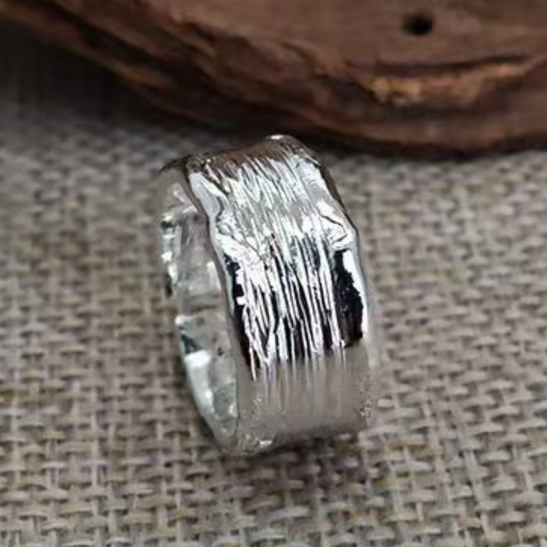 Hammerschlag-Stil Silber- und Goldring