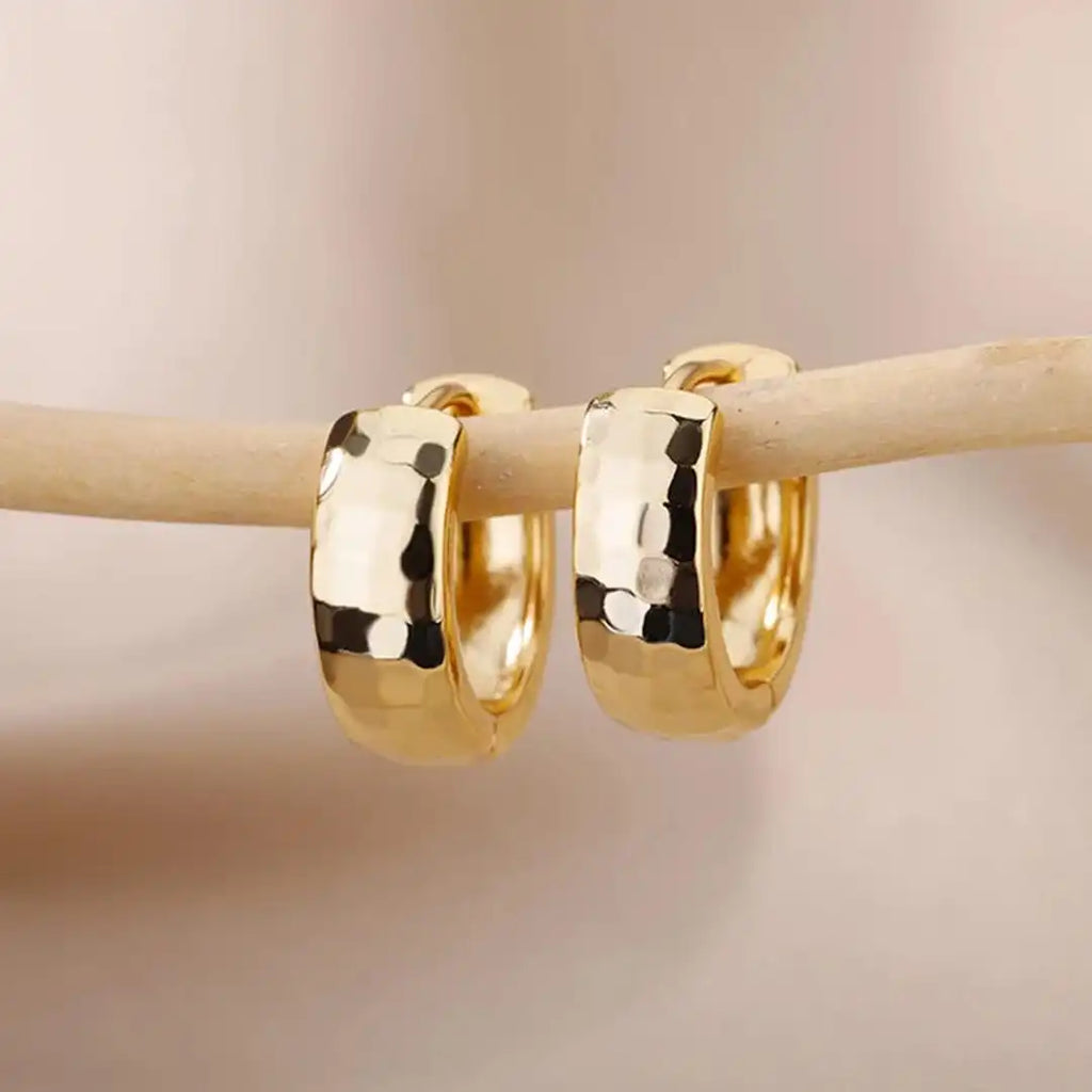 Zeitlose skulptierte goldene Ohrhänger