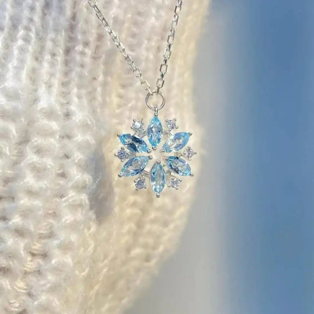 Blauer Schneeflocken-Anhänger aus Weißgold mit Blumenmotiv
