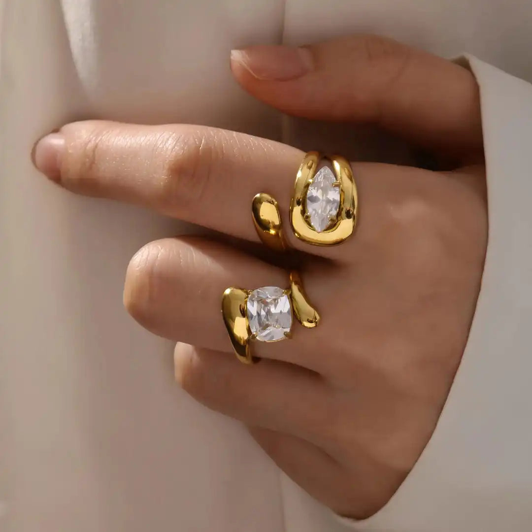 Zeitloser Gold-Wassertropfen-Zirkonia-Ring