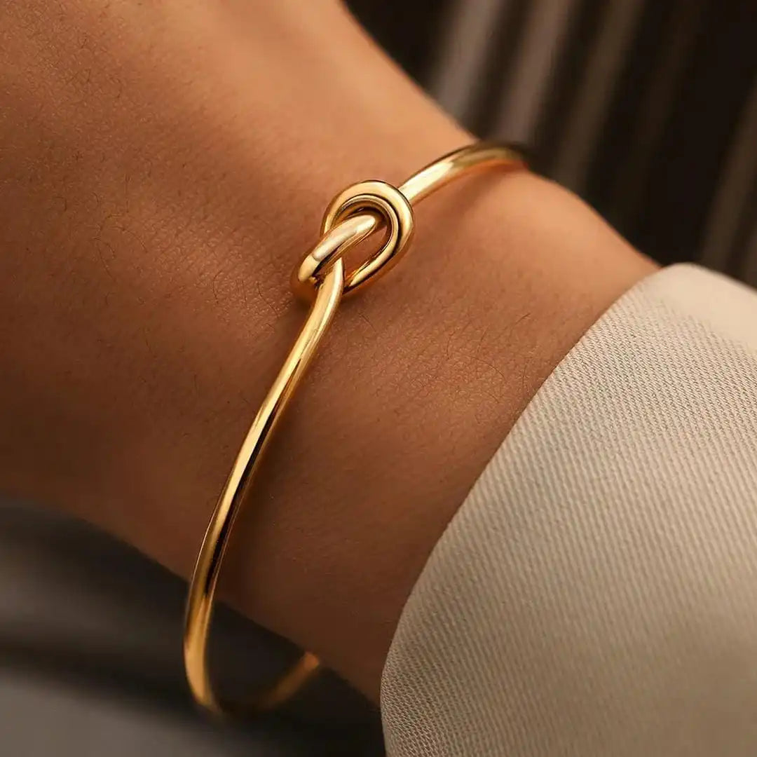 Verstellbares Armband mit goldenem Knoten