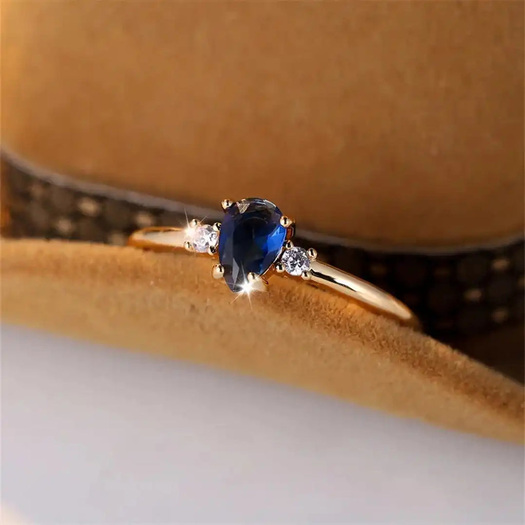 Minimalistischer Birnenförmiger Royal-Saphir-Ring