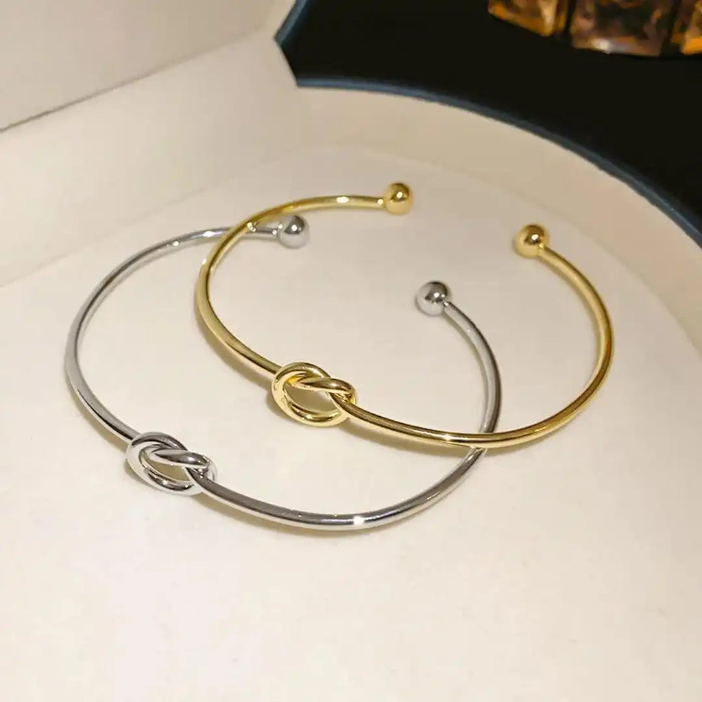 Verstellbares Armband mit goldenem Knoten