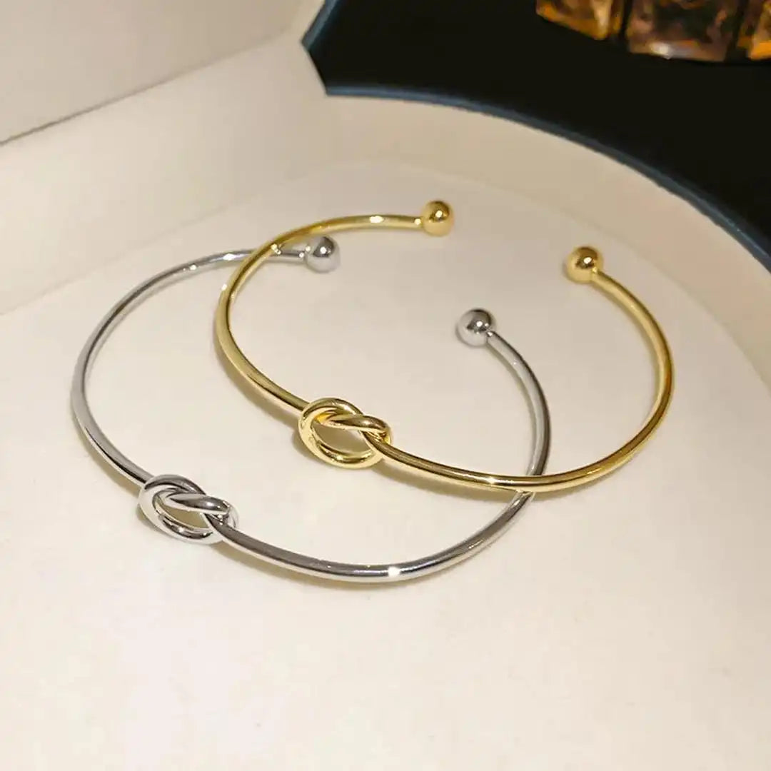 Verstellbares Armband mit goldenem Knoten