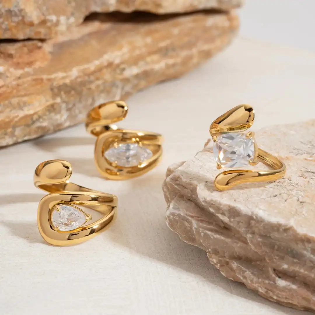 Zeitloser Gold-Wassertropfen-Zirkonia-Ring