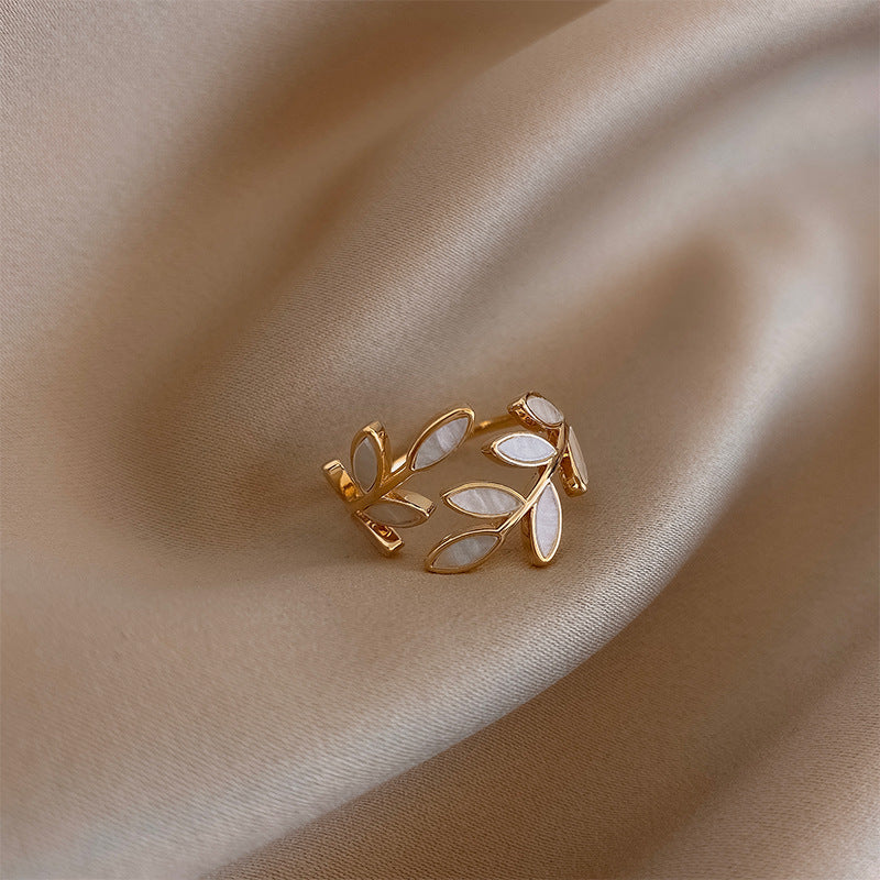 Weißer Opal Blatt Ring
