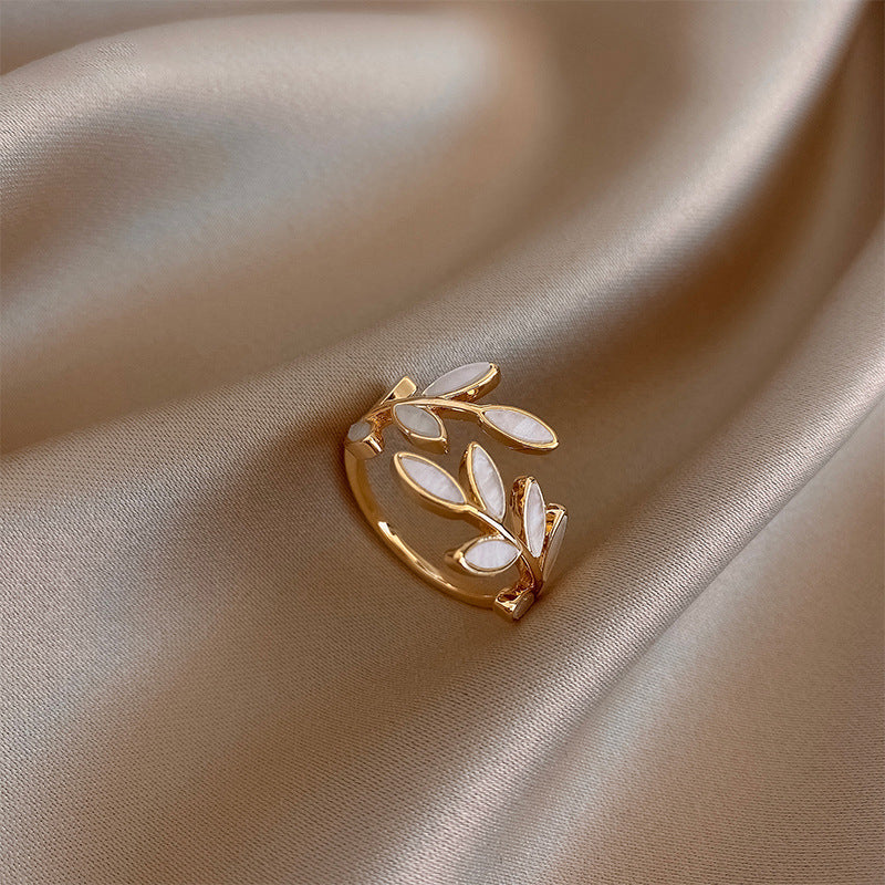 Weißer Opal Blatt Ring