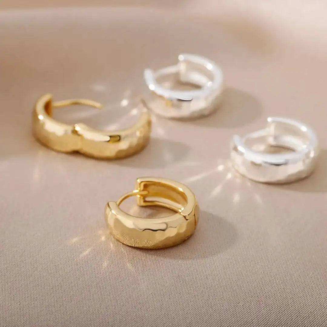 Zeitlose skulptierte goldene Ohrhänger