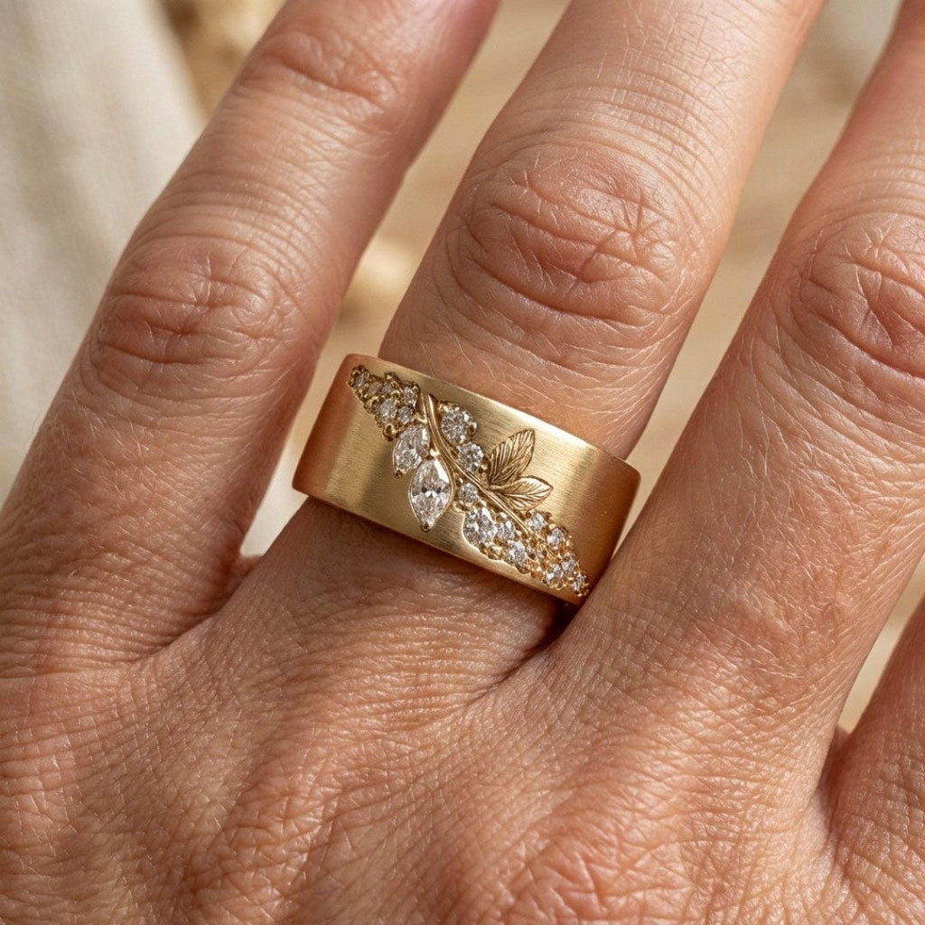 Exquisiter Ring mit goldenem Einlegeblatt aus Zirkonia