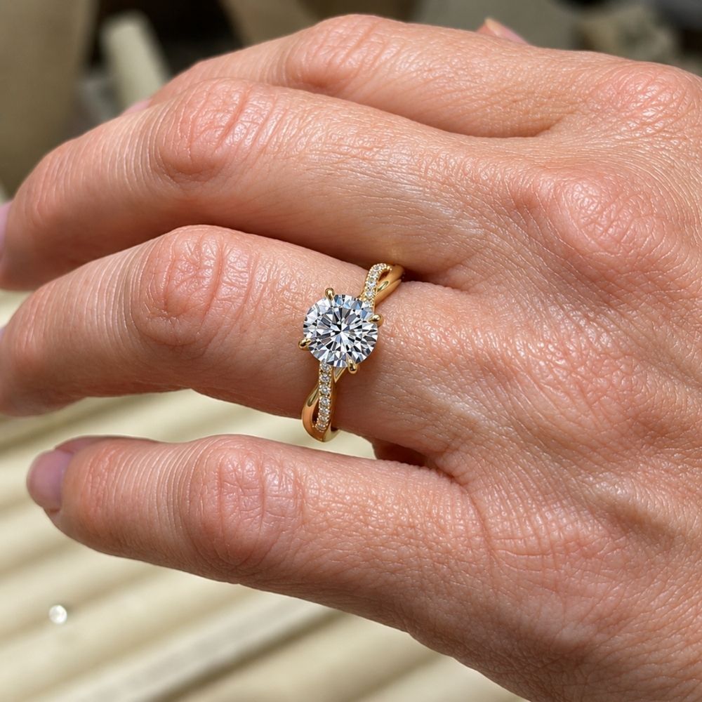 Ring – Gedrehtes Design mit Kristallen