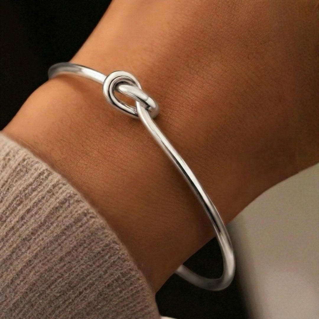 Verstellbares Armband mit goldenem Knoten