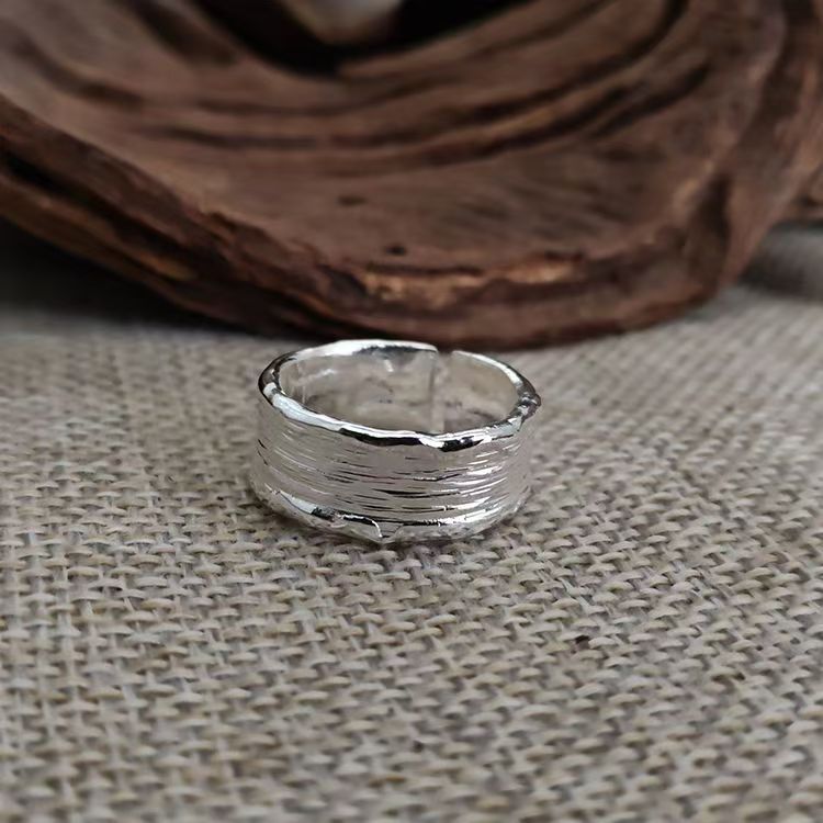 Hammerschlag-Stil Silber- und Goldring