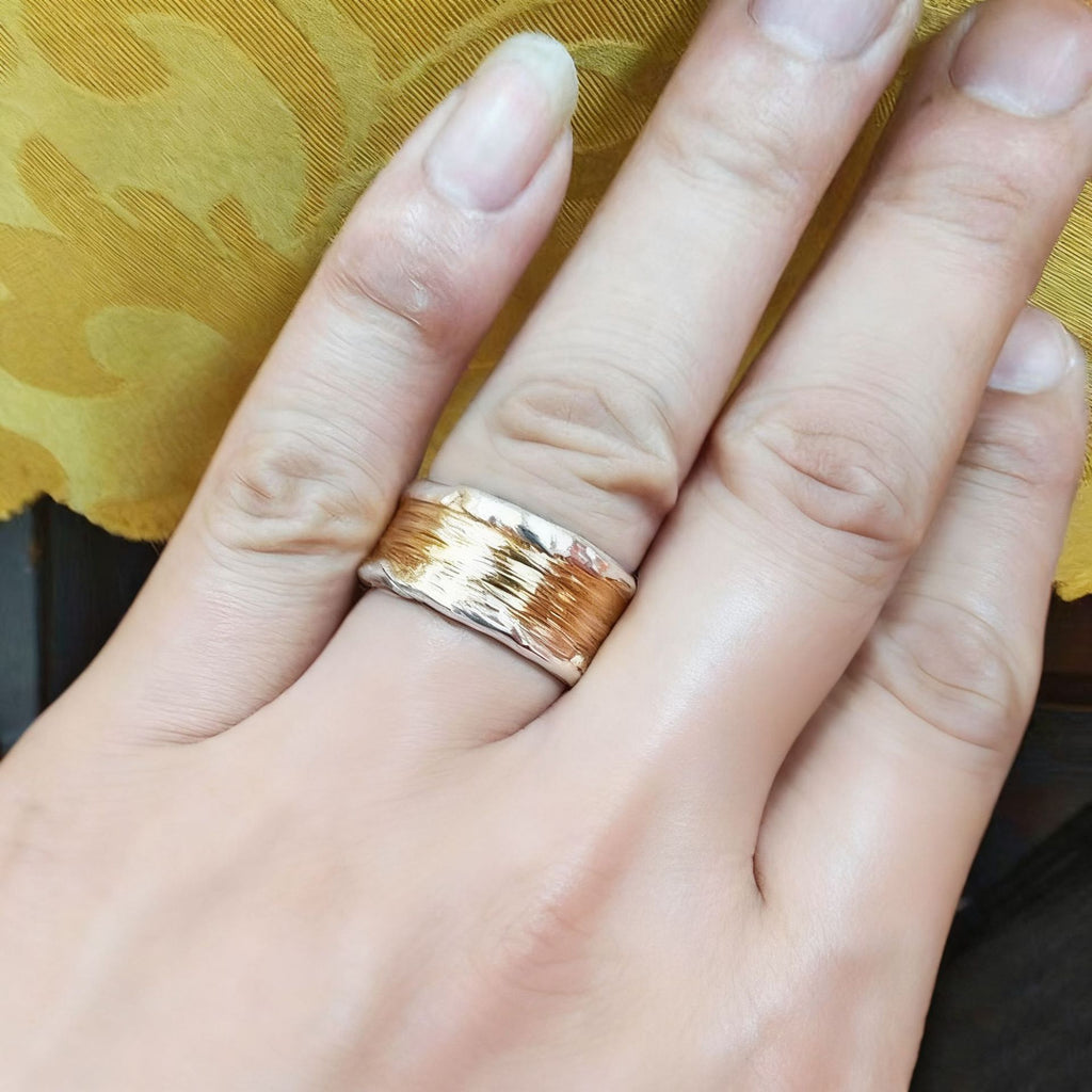 Hammerschlag-Stil Silber- und Goldring