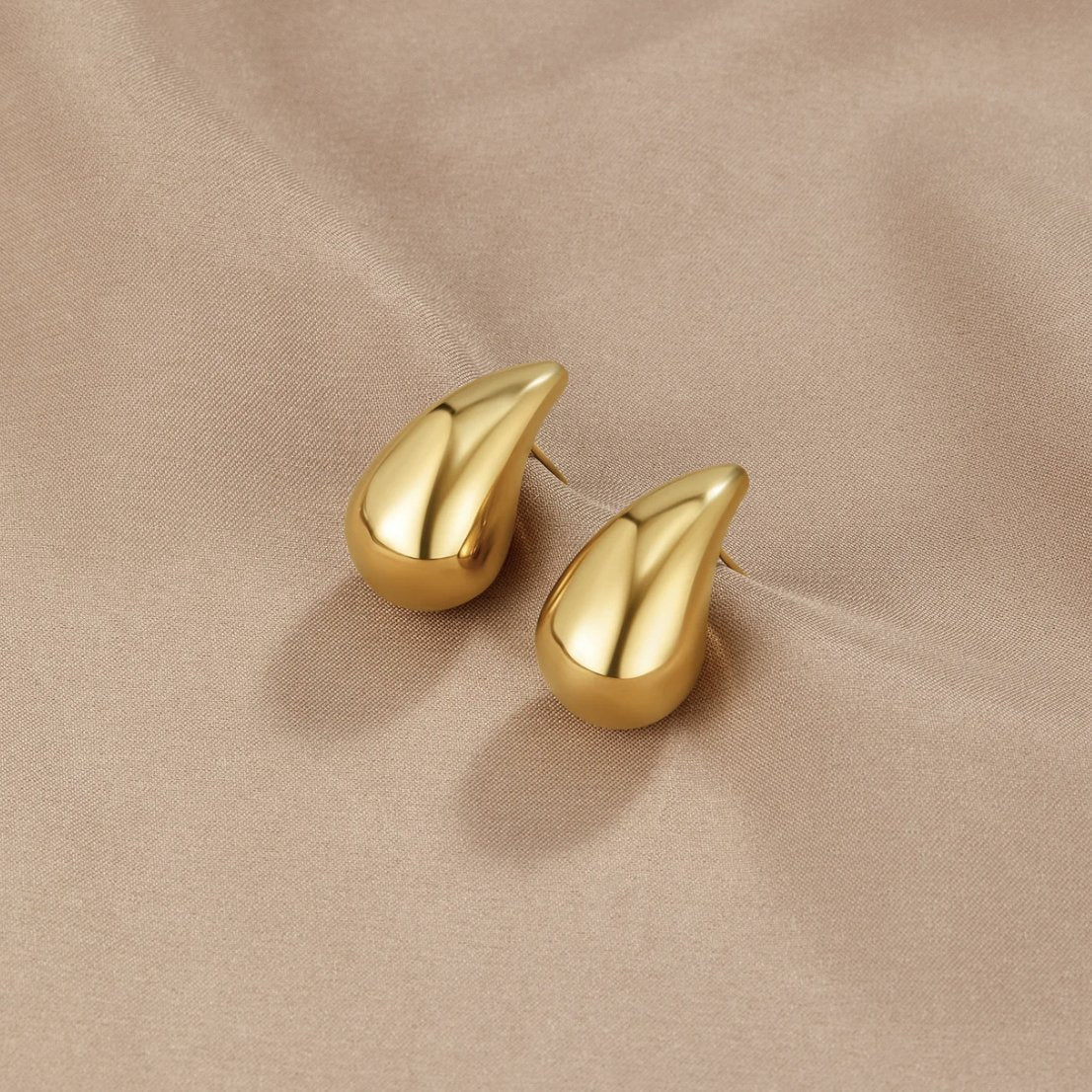 Goldene Tropfenohrringe