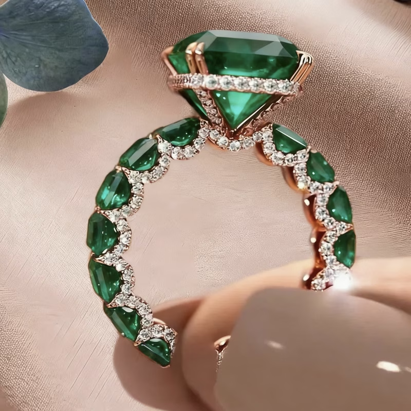 Einstellbarer Statement-Ring in Smaragdgrün