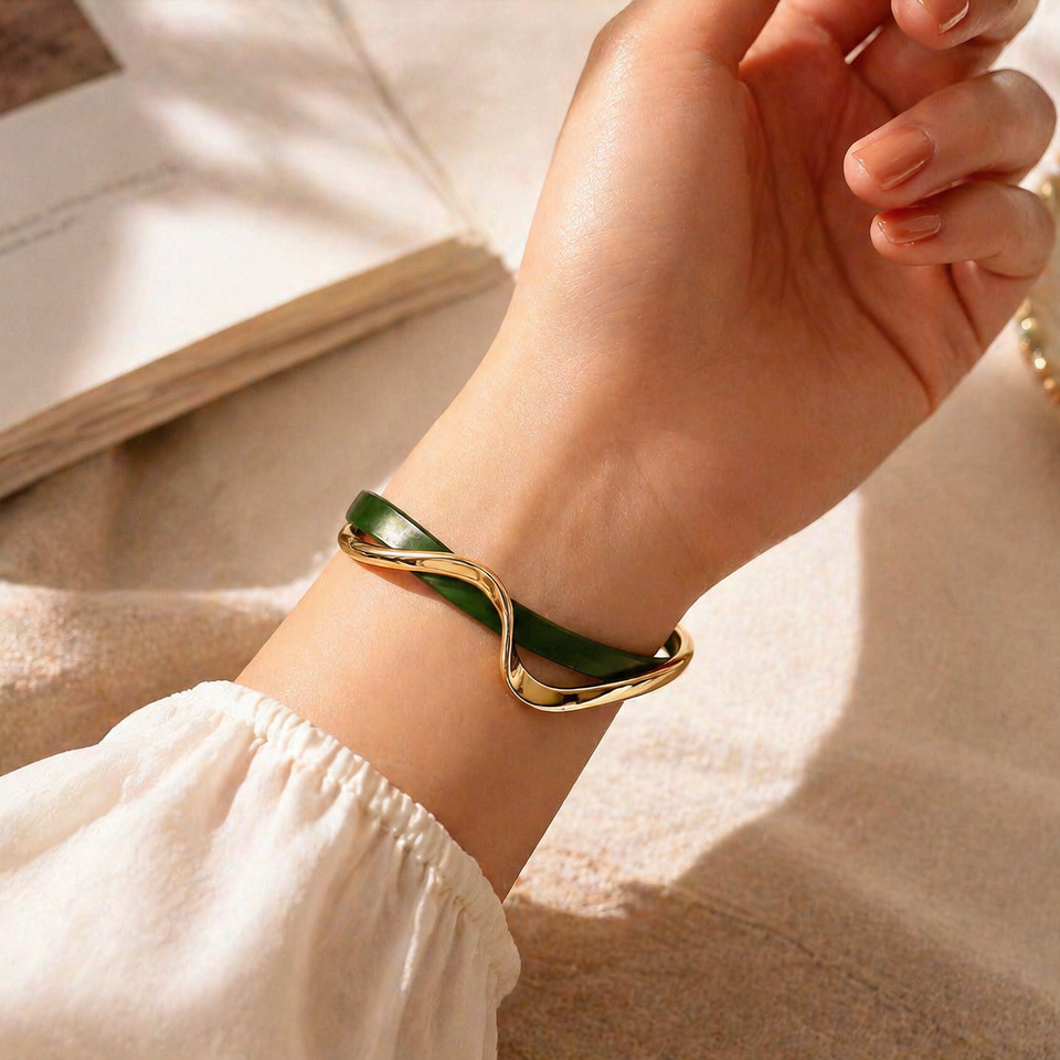 Armband in Smaragdgrün mit Wellenmuster