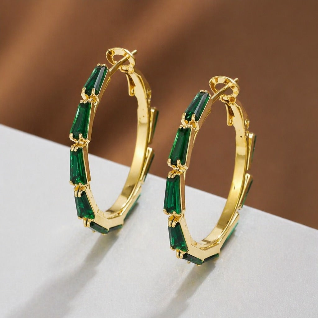 Grüne Kristall-Ohrringe im Hoop-Stil