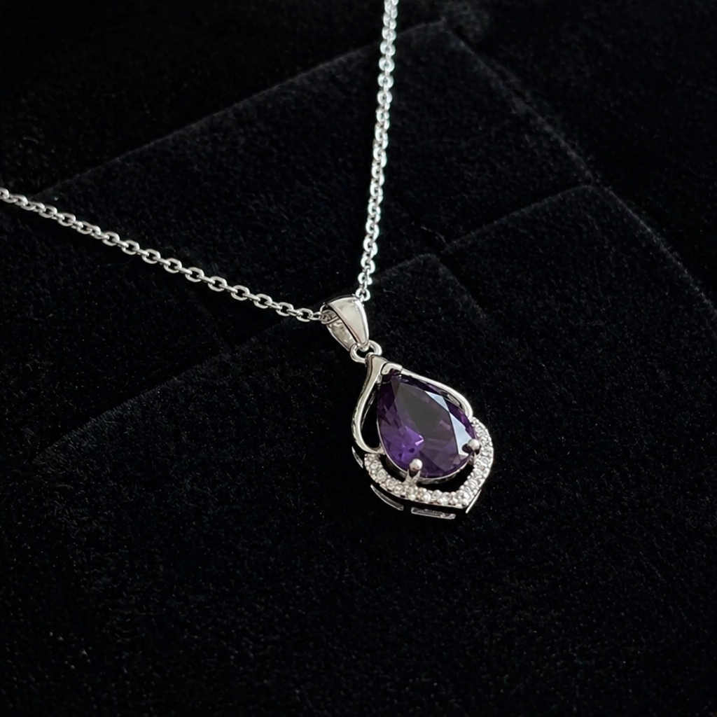 Selvara Crescent Drop Halskette aus Weißgold