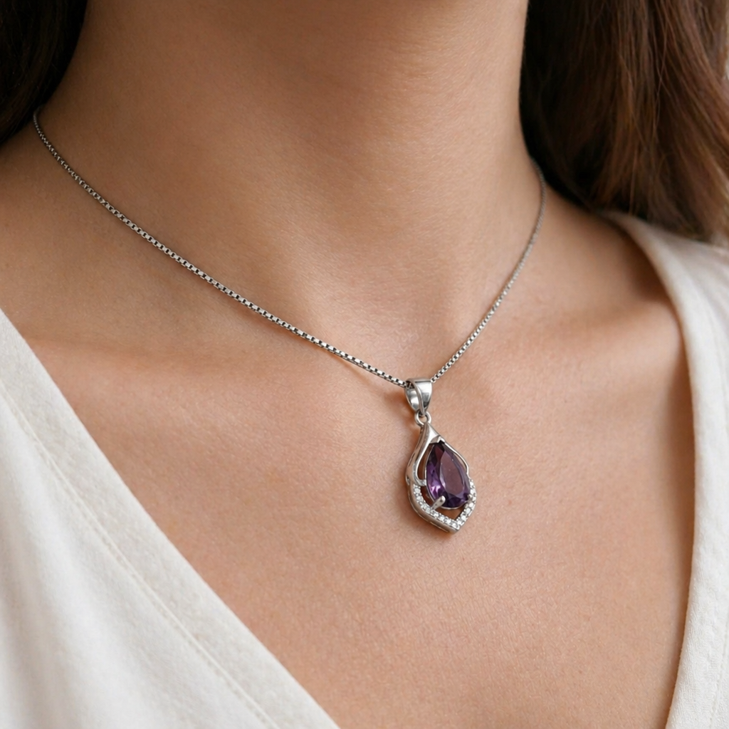 Selvara Crescent Drop Halskette aus Weißgold
