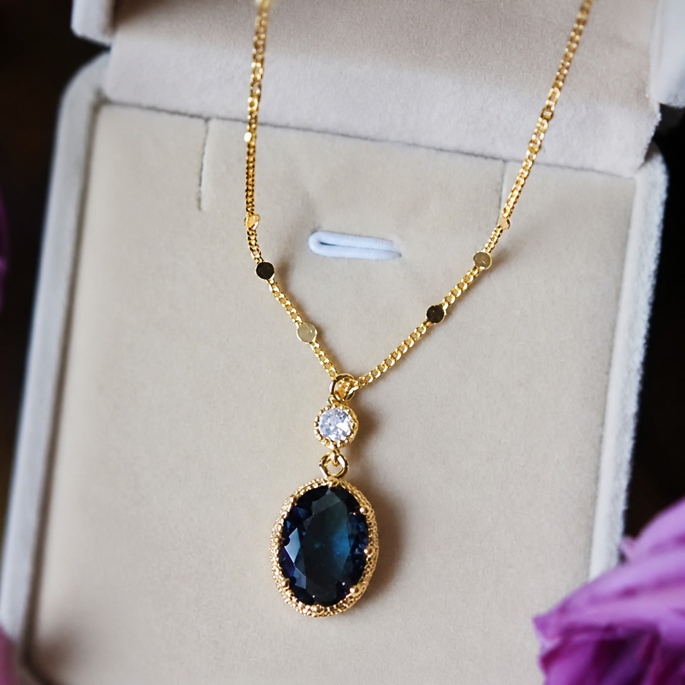 Thessia Lunebray Gold Halskette