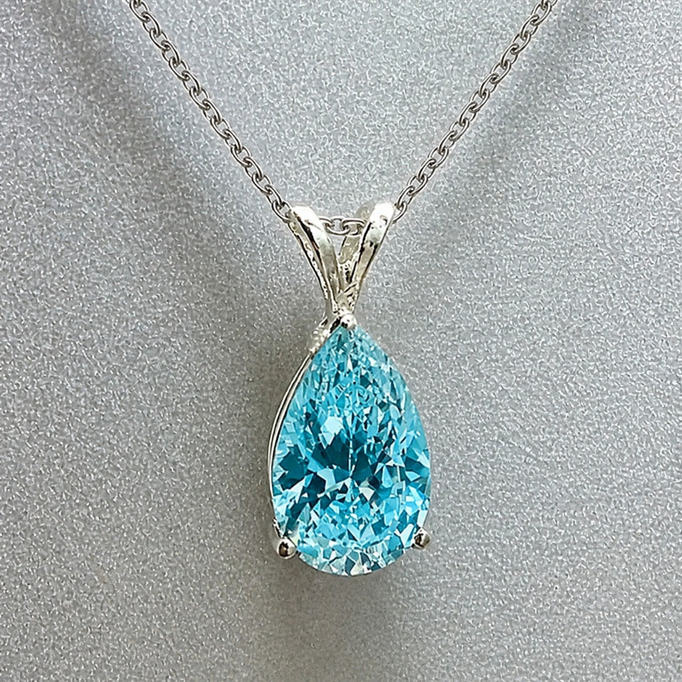 Ocean's Tear Halskette aus Weißgold