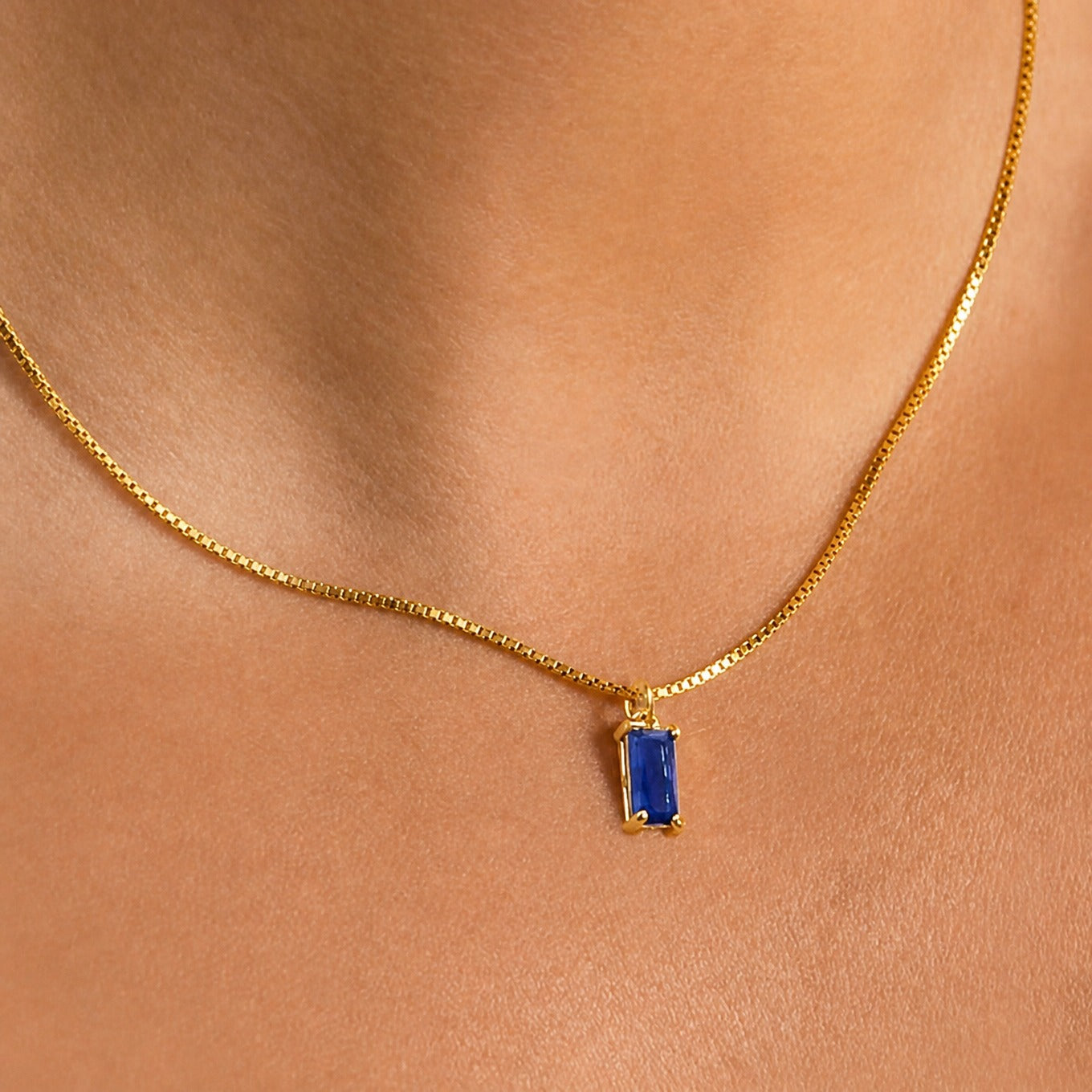 Minimalistische Saphir-Halskette aus Weißgold